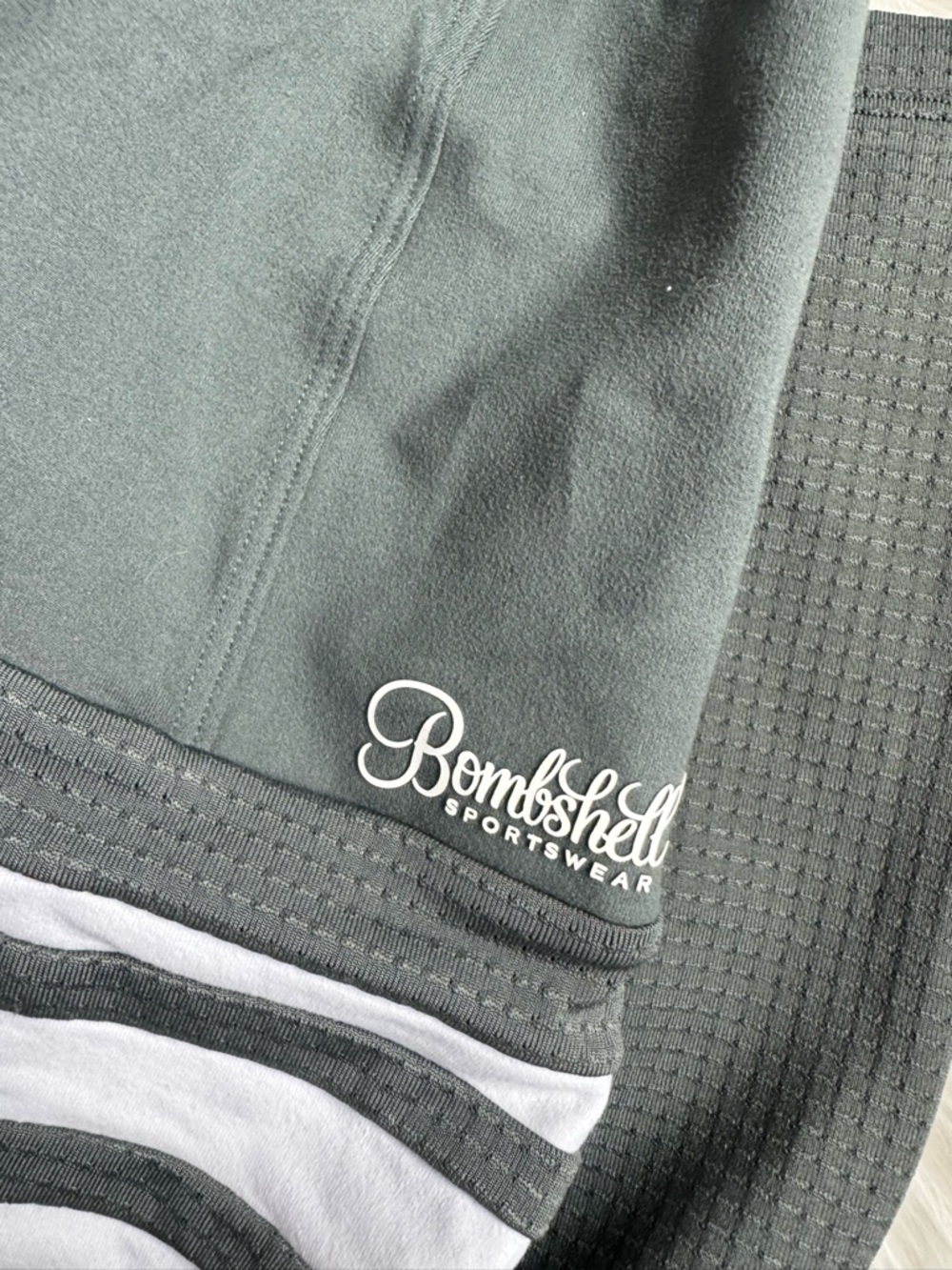 Bombshell Sportswear Gray Cropped Sports Bra & Striped Leggings Set - Picture 2 of 3